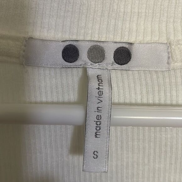 Three Dots V-neck T-shirt - Picture 3 of 5